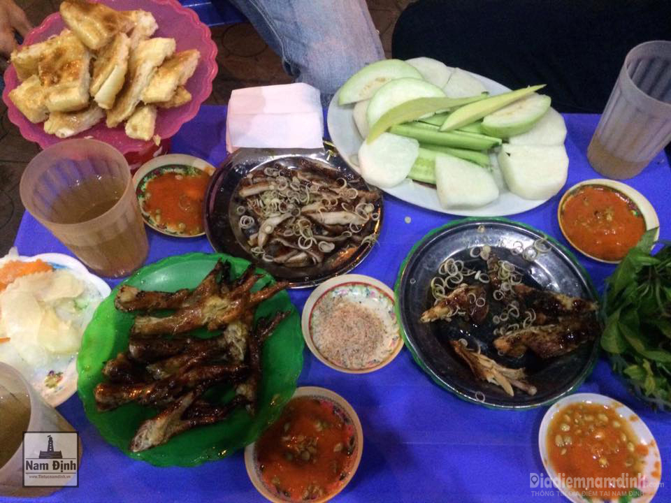 Chân gà nướng là món ăn truyền thống đậm chất Việt Nam. Hình ảnh chân gà nướng với vị đậm đà, thơm ngon sẽ khiến bạn không thể cưỡng lại. Hãy cùng khám phá hình ảnh đầy hấp dẫn này để thưởng thức món ăn đặc trưng của Việt Nam.