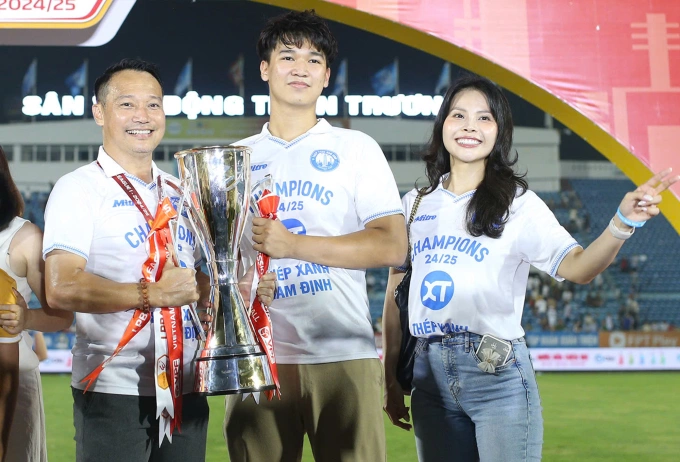 HLV Vũ Hồng Việt ôm vợ sắp cưới mừng vô địch V-League