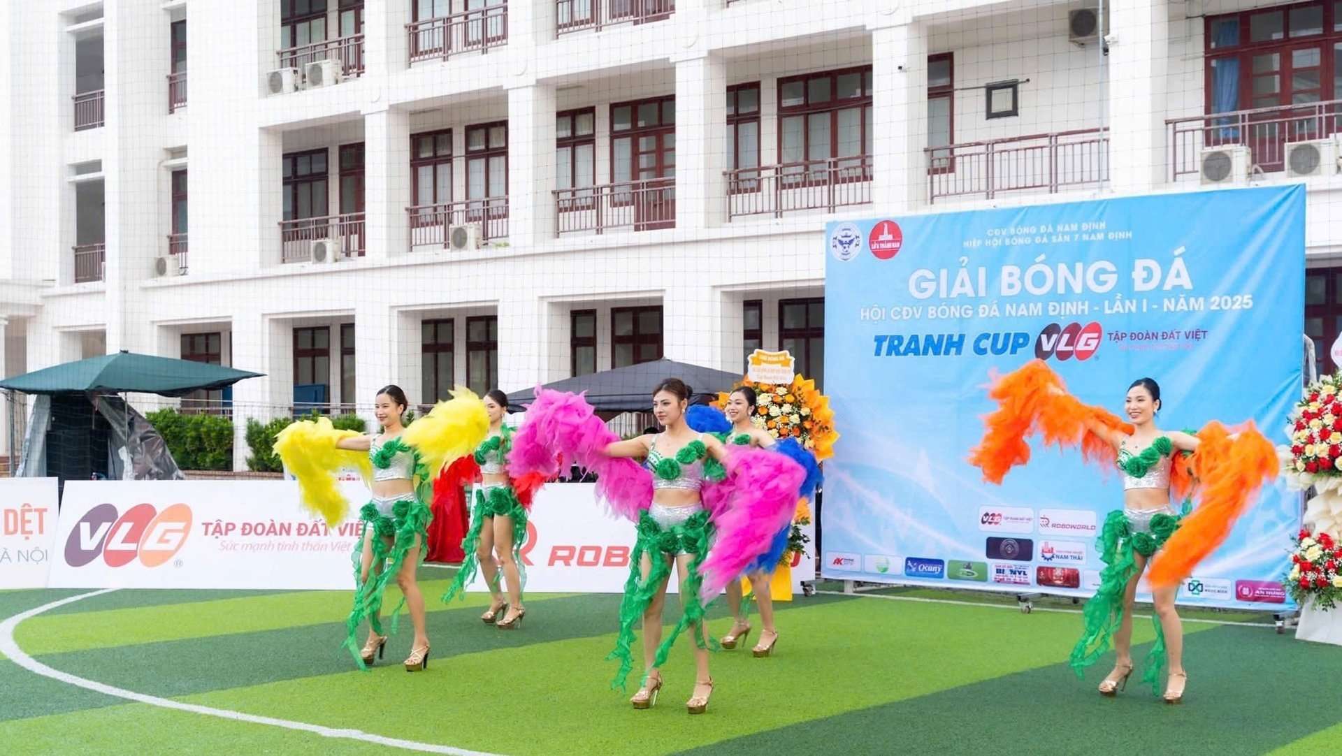 Sôi nổi giải bóng đá Hội CĐV Nam Định, khán giả vỡ oà cảm xúc