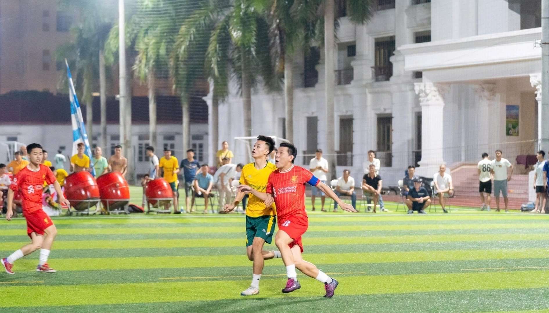 Sôi nổi giải bóng đá Hội CĐV Nam Định, khán giả vỡ oà cảm xúc