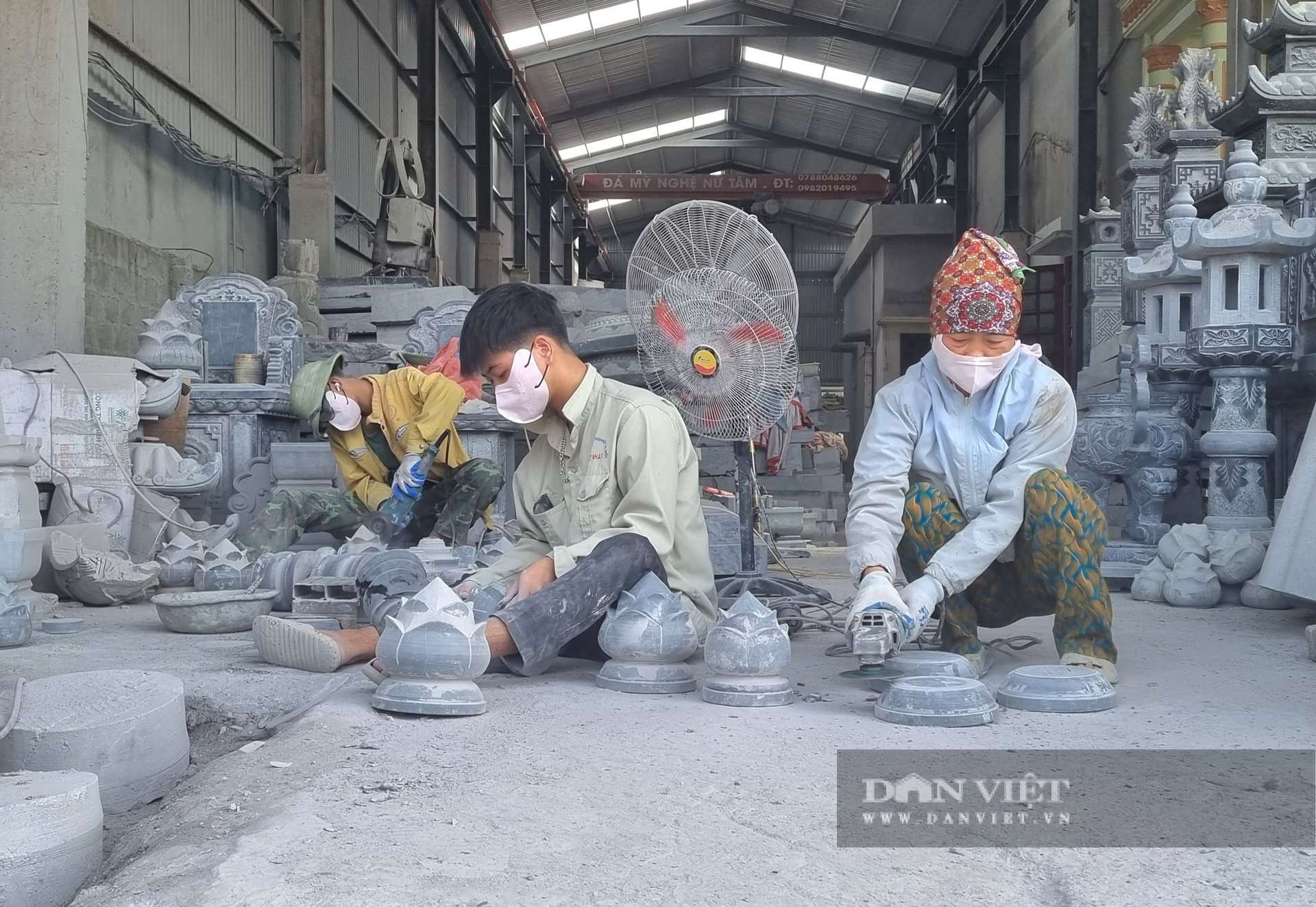 Nắng như “đổ lửa”, thợ làng nghề đá nổi tiếng Ninh Bình vẫn cặm cụi “thổi hồn” vào đá