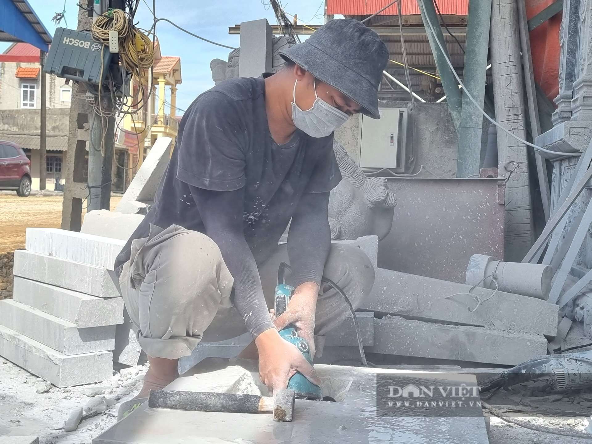 Nắng như “đổ lửa”, thợ làng nghề đá nổi tiếng Ninh Bình vẫn cặm cụi “thổi hồn” vào đá