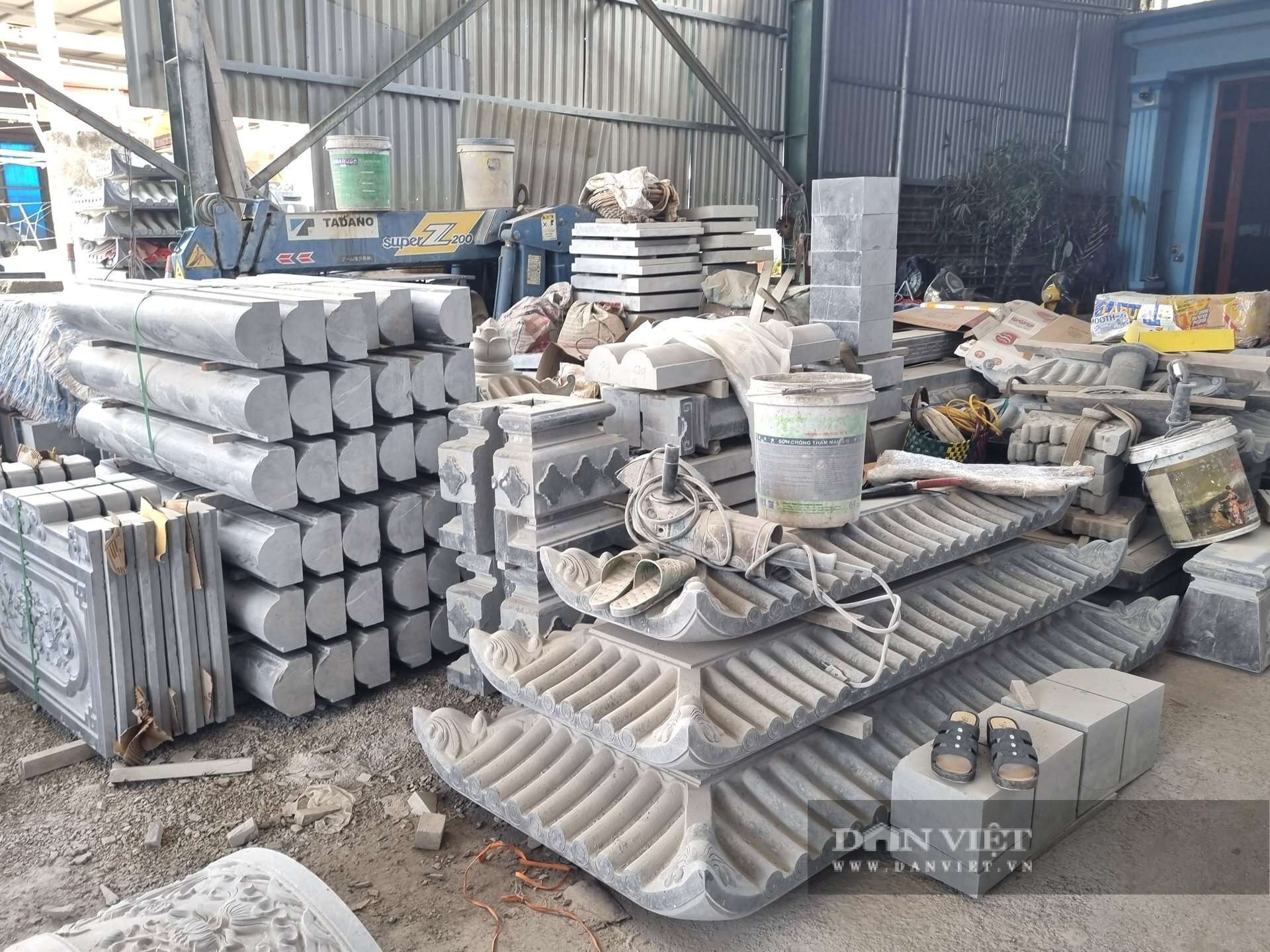 Nắng như “đổ lửa”, thợ làng nghề đá nổi tiếng Ninh Bình vẫn cặm cụi “thổi hồn” vào đá