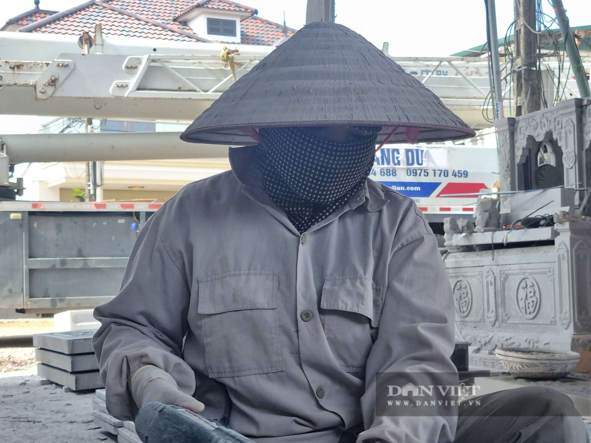 Nắng như “đổ lửa”, thợ làng nghề đá nổi tiếng Ninh Bình vẫn cặm cụi “thổi hồn” vào đá