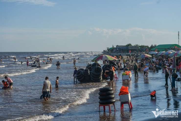 Cảnh tượng không nên có trên bãi biển vừa có 5 du khách bị sóng cuốn ở Ninh Bình