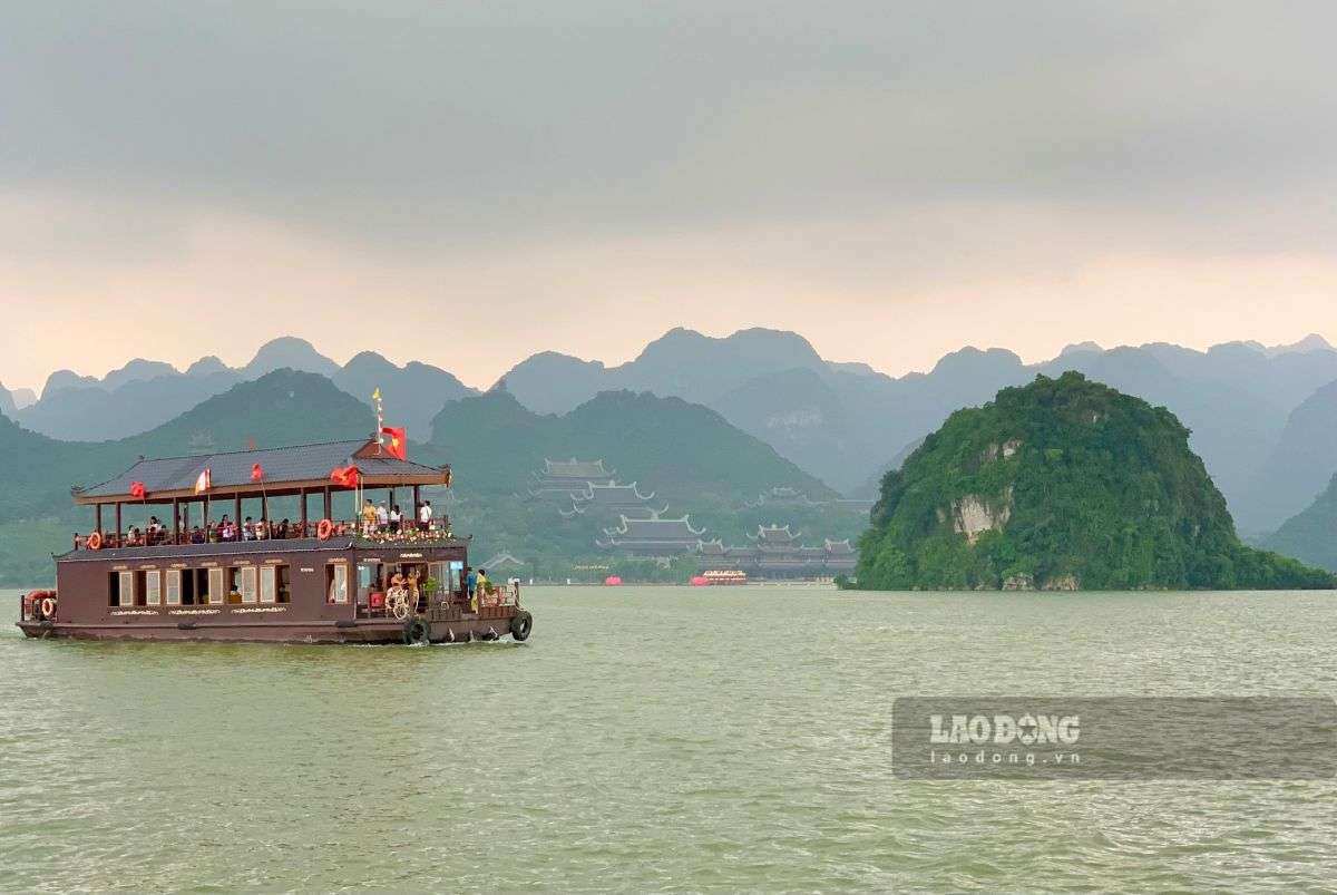 Ngắm 3 pho tượng đồng nguyên khối hàng trăm tấn ở Ninh Bình
