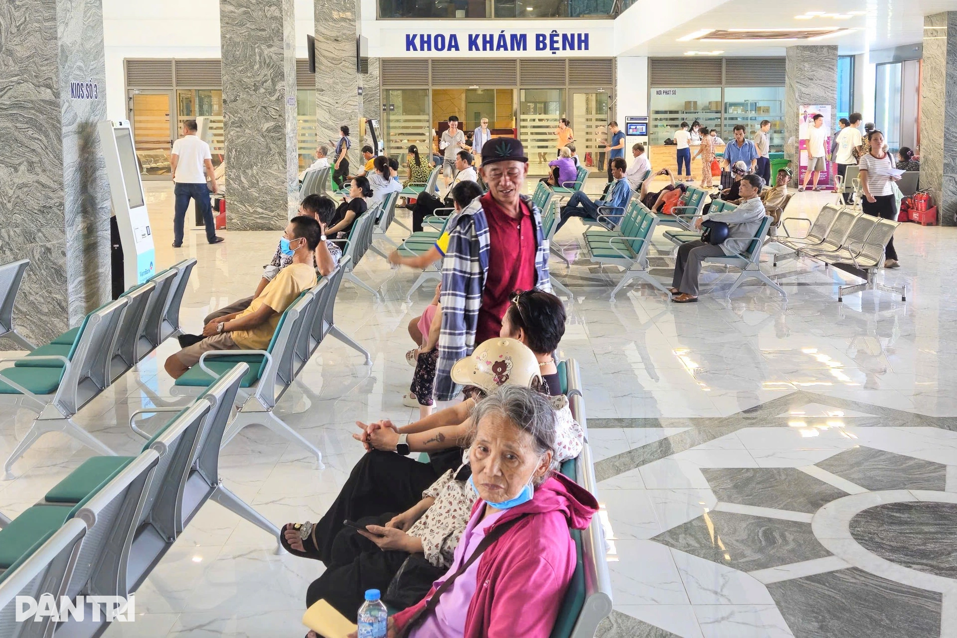Bệnh viện 1.700 tỷ đồng xây 18 năm, đẹp như khách sạn, có sân đỗ trực thăng