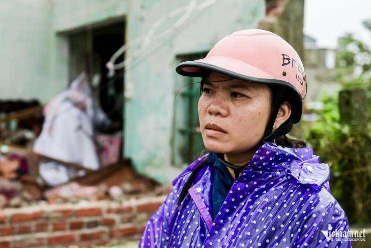 Sau lốc xoáy kinh hoàng ở Ninh Bình, thắt lòng 3 con thơ côi cút bên linh cữu mẹ