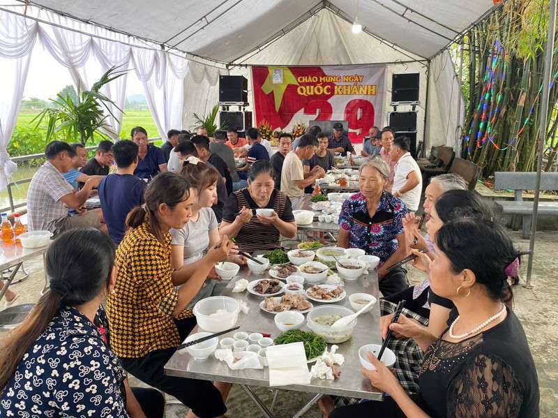 Cả xóm 150 người ở Ninh Bình dựng rạp, mổ bê tưng bừng liên hoan mừng 2/9