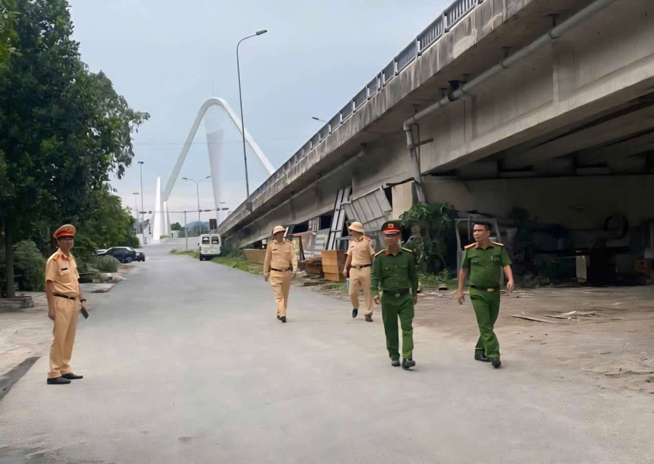 Giải tỏa các trường hợp lấn chiếm gầm cầu vượt Ninh Phong tại Ninh Bình