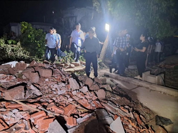Thủ tướng thăm hỏi dân vùng lốc xoáy Ninh Bình