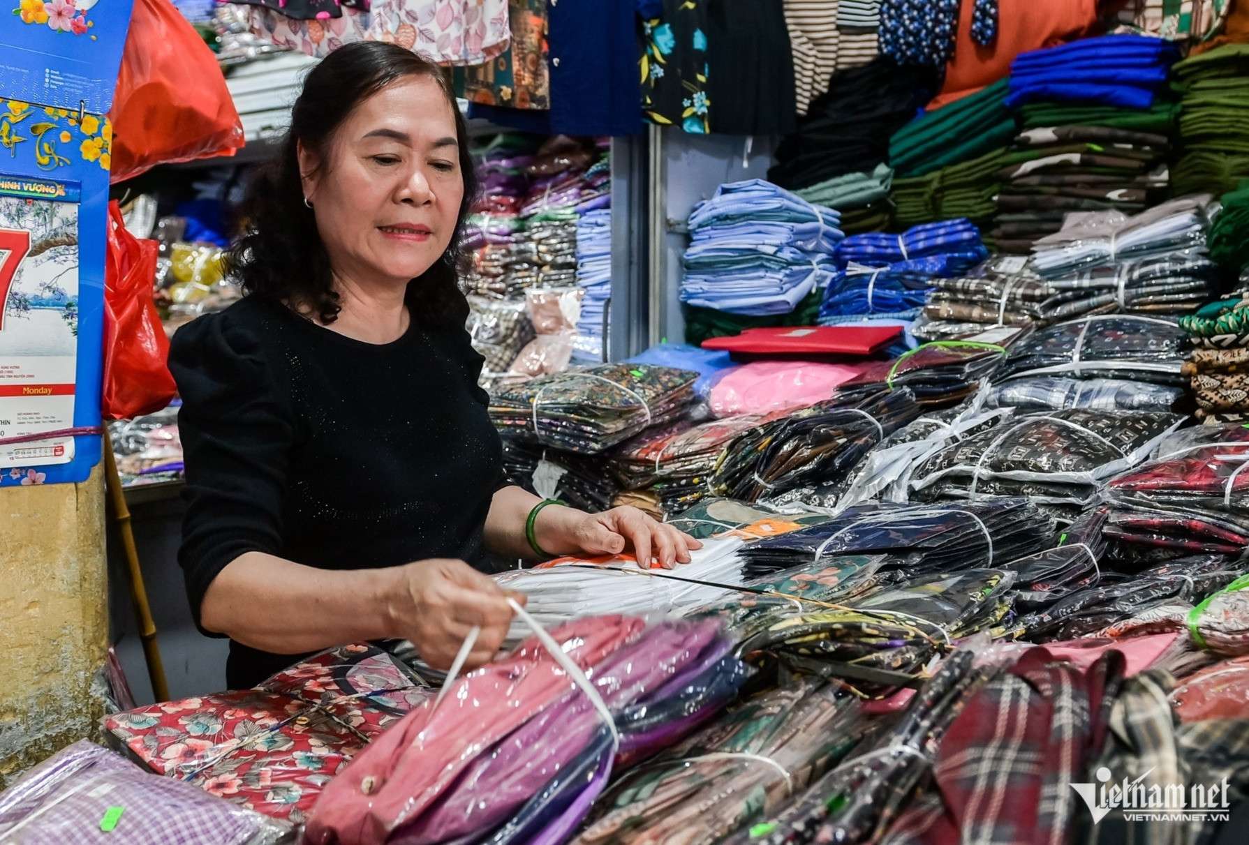 Chợ sầm uất bậc nhất miền Bắc: Bỏ tiền tỷ thuê ki-ốt, giờ ngồi mỏi cổ chờ khách
