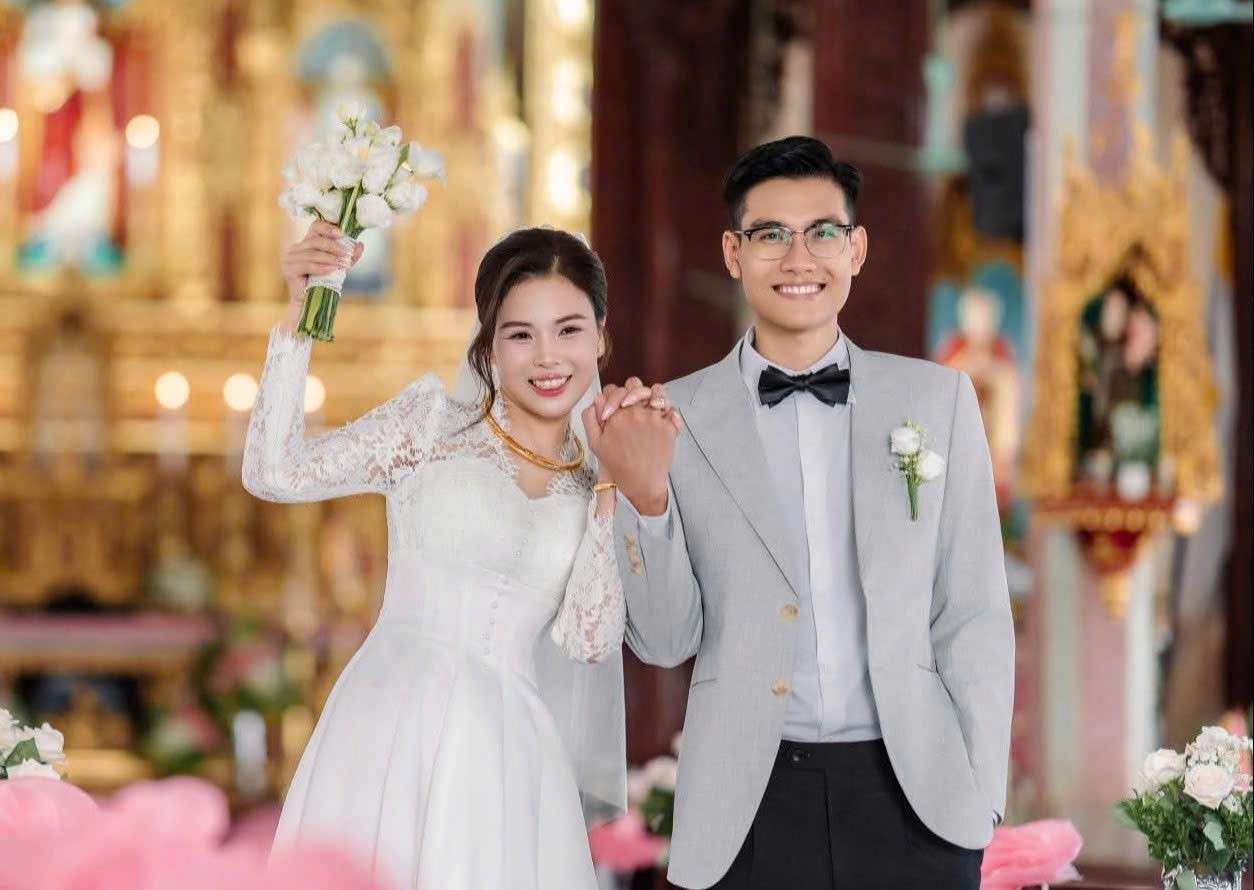 Đám cưới có 7 ‘siêu nhân’ đến tặng quà, cả làng bật cười thích thú