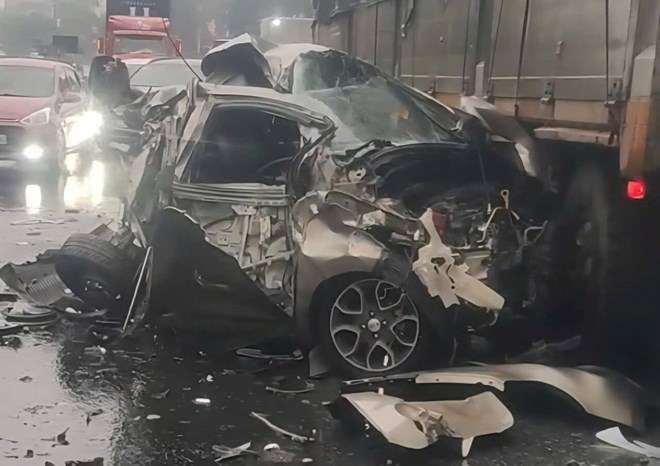 Tài xế ở Ninh Bình kể lại giây phút thoát chết, chui ra từ chiếc xe bẹp rúm