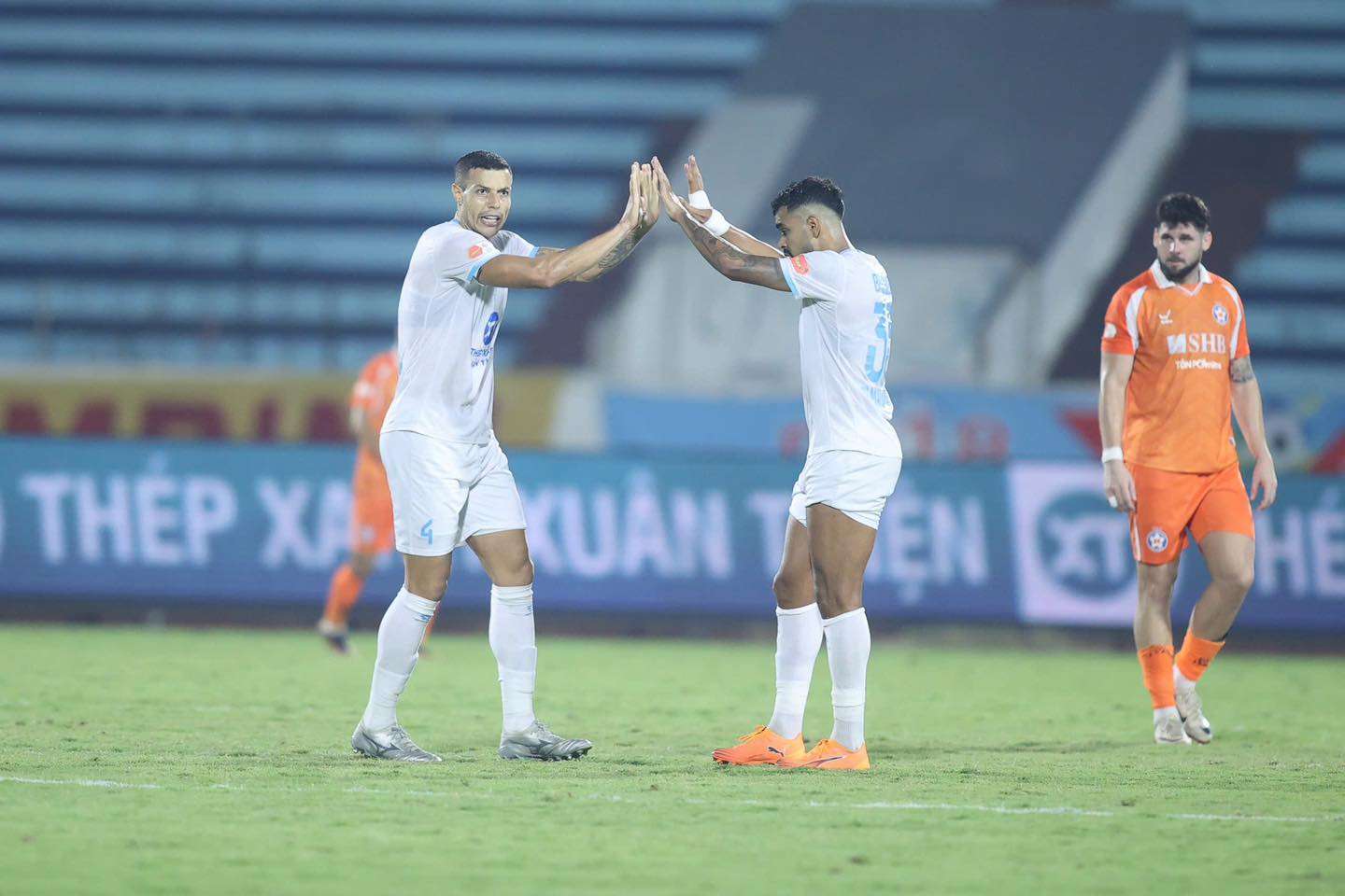 Thép xanh Nam Định “chơi lớn”, Gamba Osaka lập tức đáp lễ