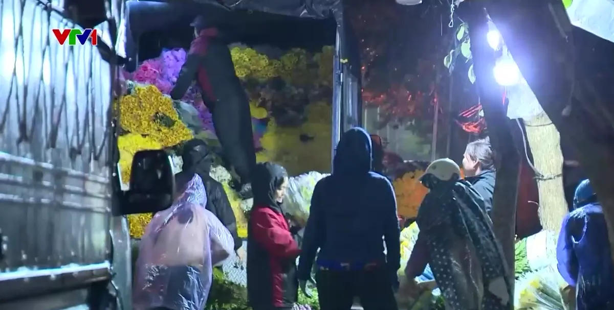 Chợ hoa đêm phường Nam Định: Tiểu thương, người mua đều phải đóng “vé chợ”, thu tiền không hóa đơn