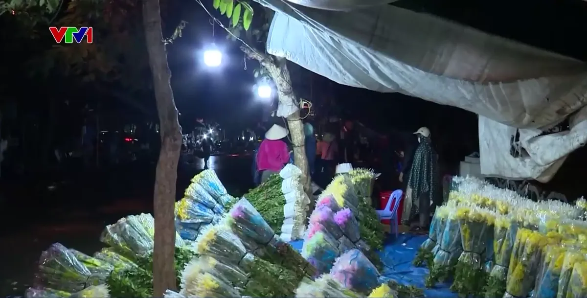 Chợ hoa đêm phường Nam Định: Tiểu thương, người mua đều phải đóng “vé chợ”, thu tiền không hóa đơn