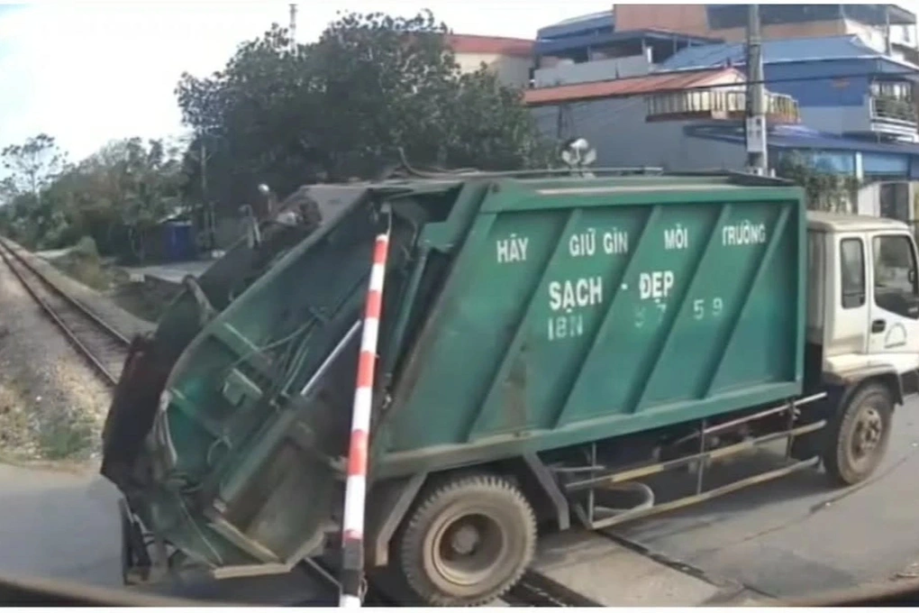 Xử phạt lái xe chở rác đâm hỏng cần chắn đường sắt