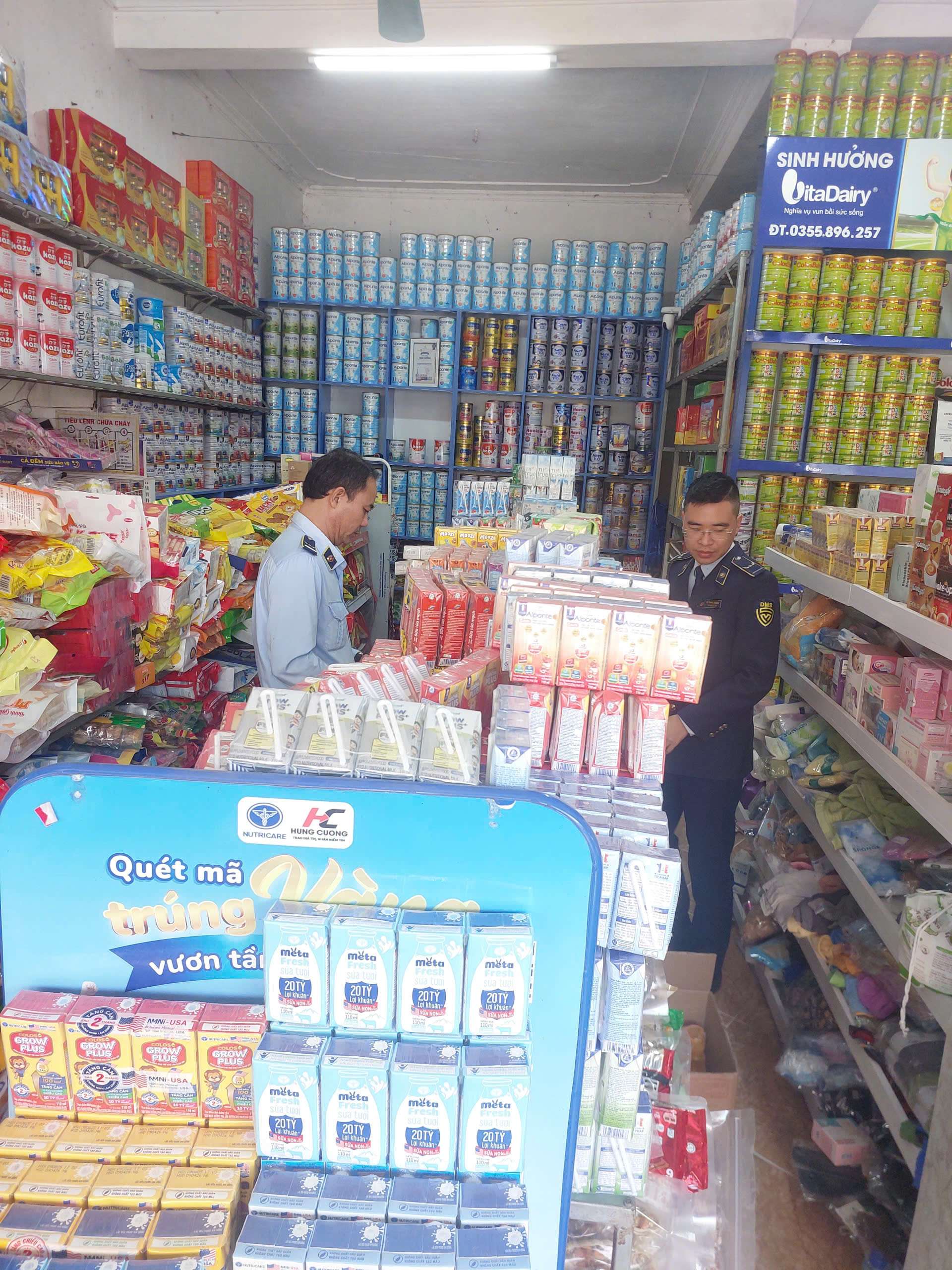 Phát hiện cơ sở kinh doanh thuốc lá không phép và hơn 80 sản phẩm thực phẩm nhập lậu