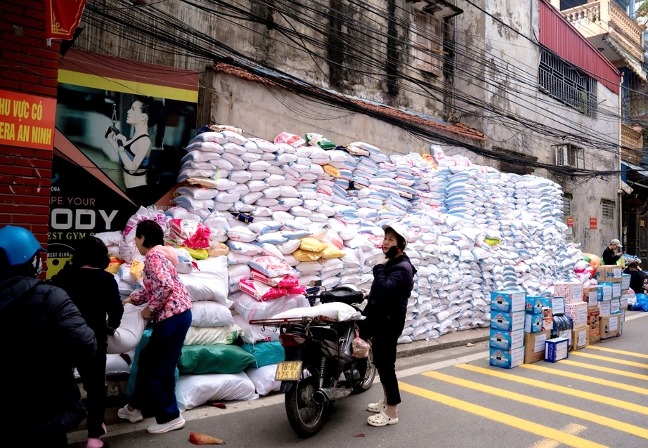 Hơn 100 tấn gạo cùng nhiều nhu yếu phẩm ủng hộ đồng bào vùng lũ