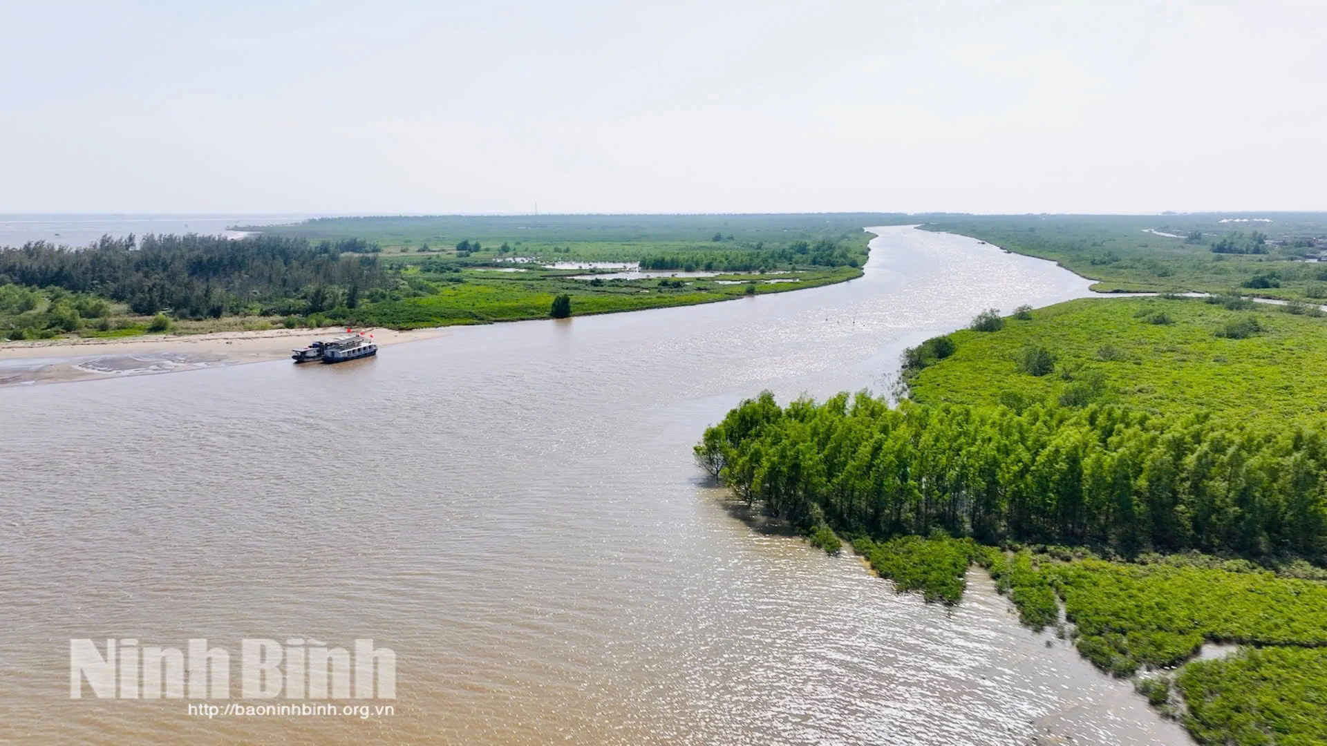 Xã Giao Thủy, tỉnh Ninh Bình (Nam Định trước đây) có một “khu rừng”, mùa hè đón khách “nội”, mùa đông đón khách “ngoại”