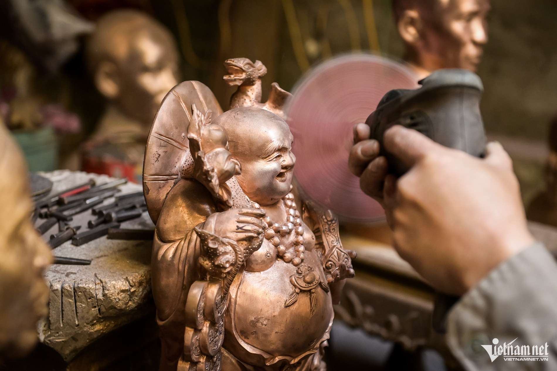 Thợ đúc đồng Ý Yên tiết lộ bí quyết làm các tượng truyền thần giống như thật
