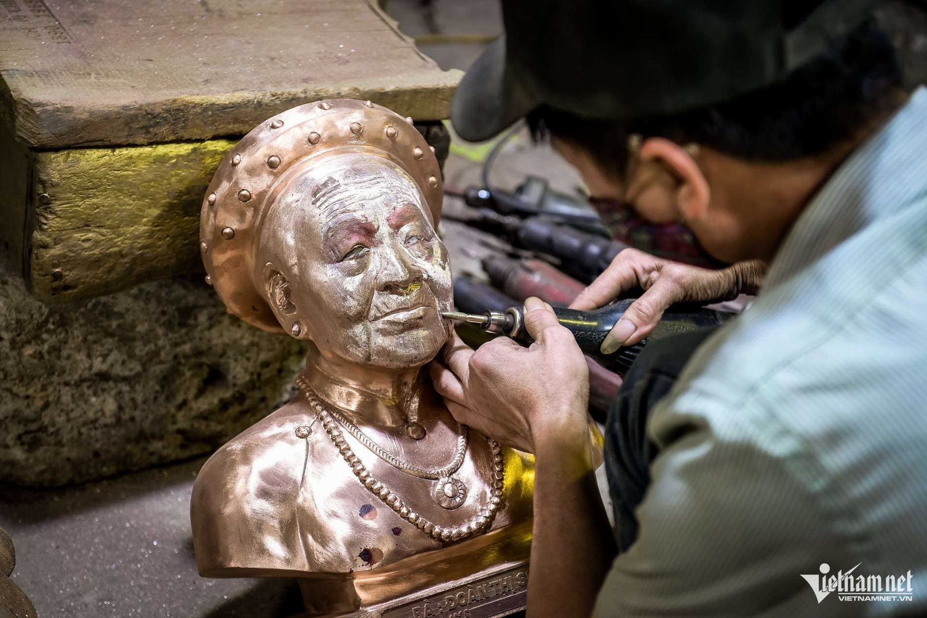 Thợ đúc đồng Ý Yên tiết lộ bí quyết làm các tượng truyền thần giống như thật