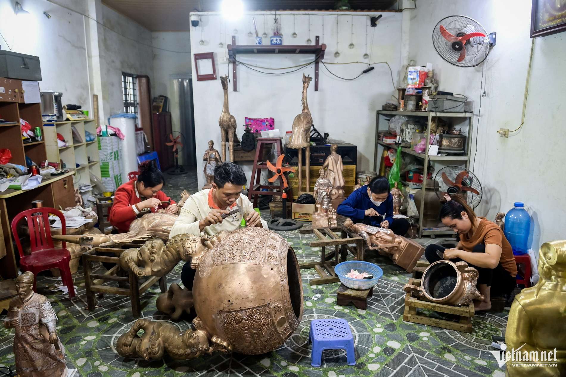 Thợ đúc đồng Ý Yên tiết lộ bí quyết làm các tượng truyền thần giống như thật