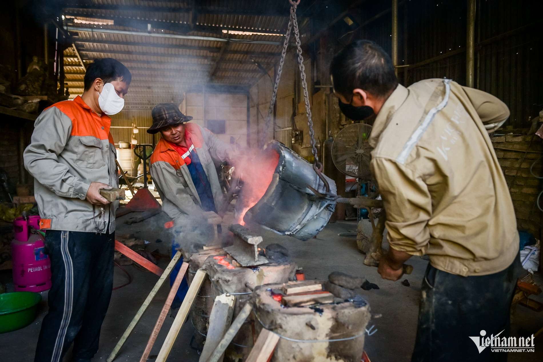 Thợ đúc đồng Ý Yên tiết lộ bí quyết làm các tượng truyền thần giống như thật