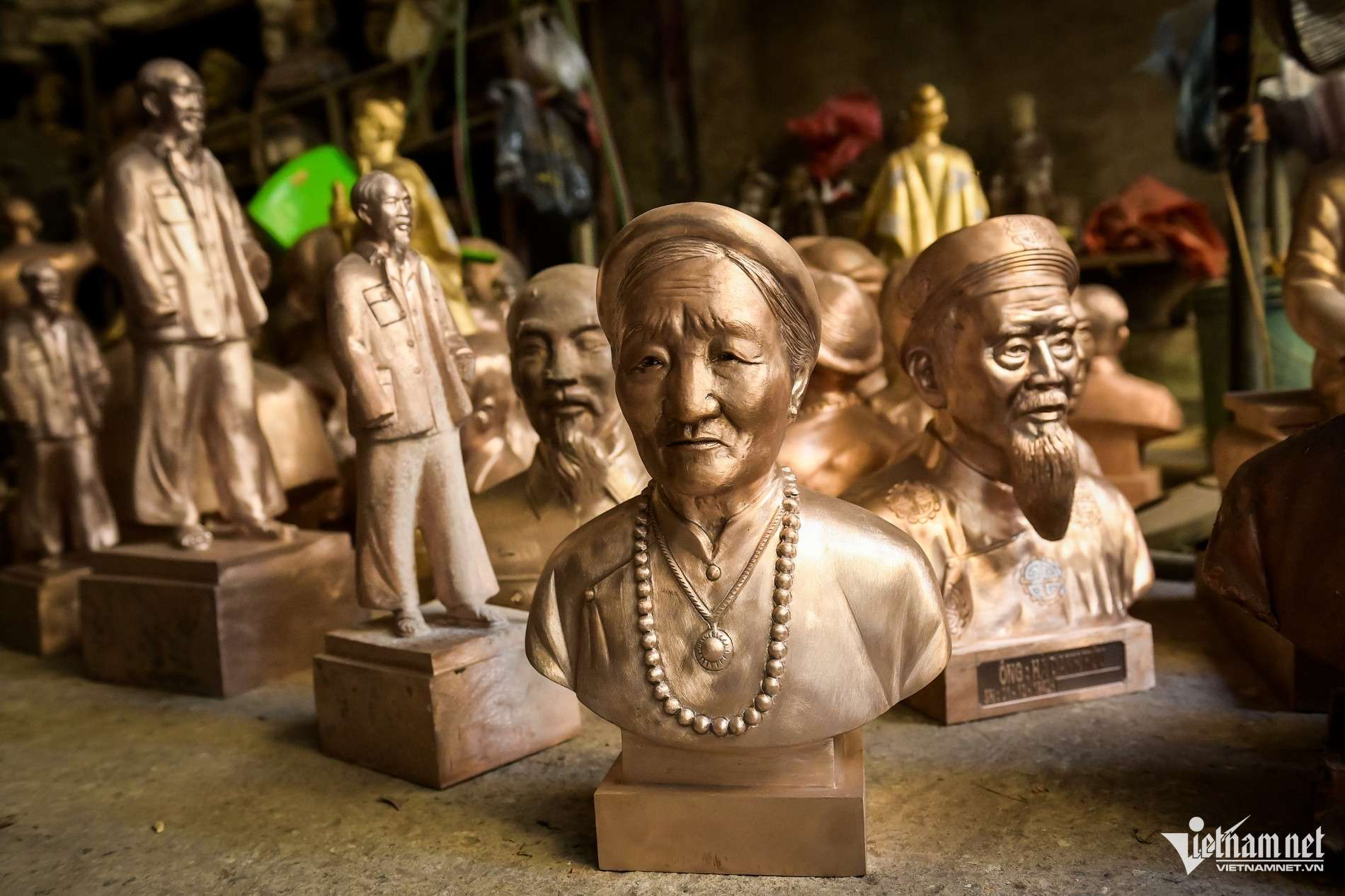 Thợ đúc đồng Ý Yên tiết lộ bí quyết làm các tượng truyền thần giống như thật