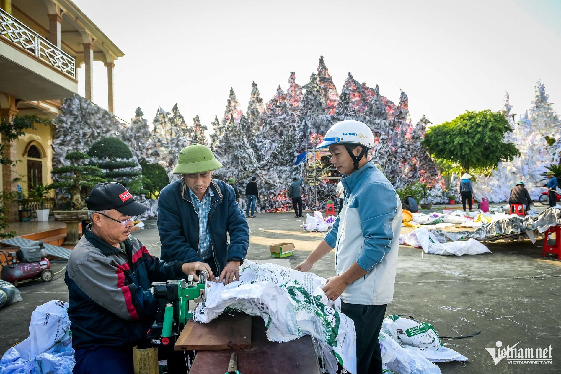 Người dân tất bật làm hang đá khổng lồ từ hàng vạn vỏ bao