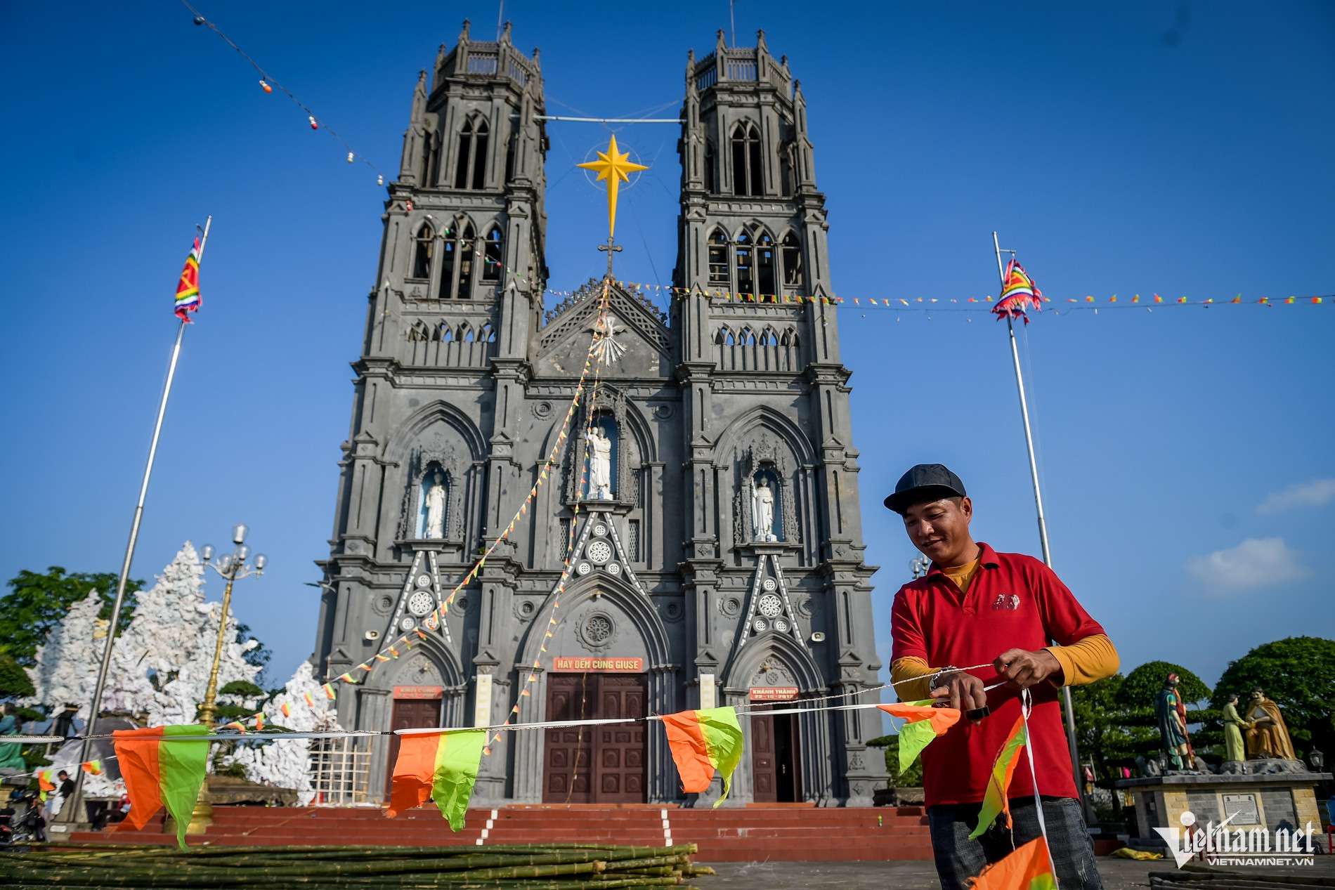 Người dân tất bật làm hang đá khổng lồ từ hàng vạn vỏ bao