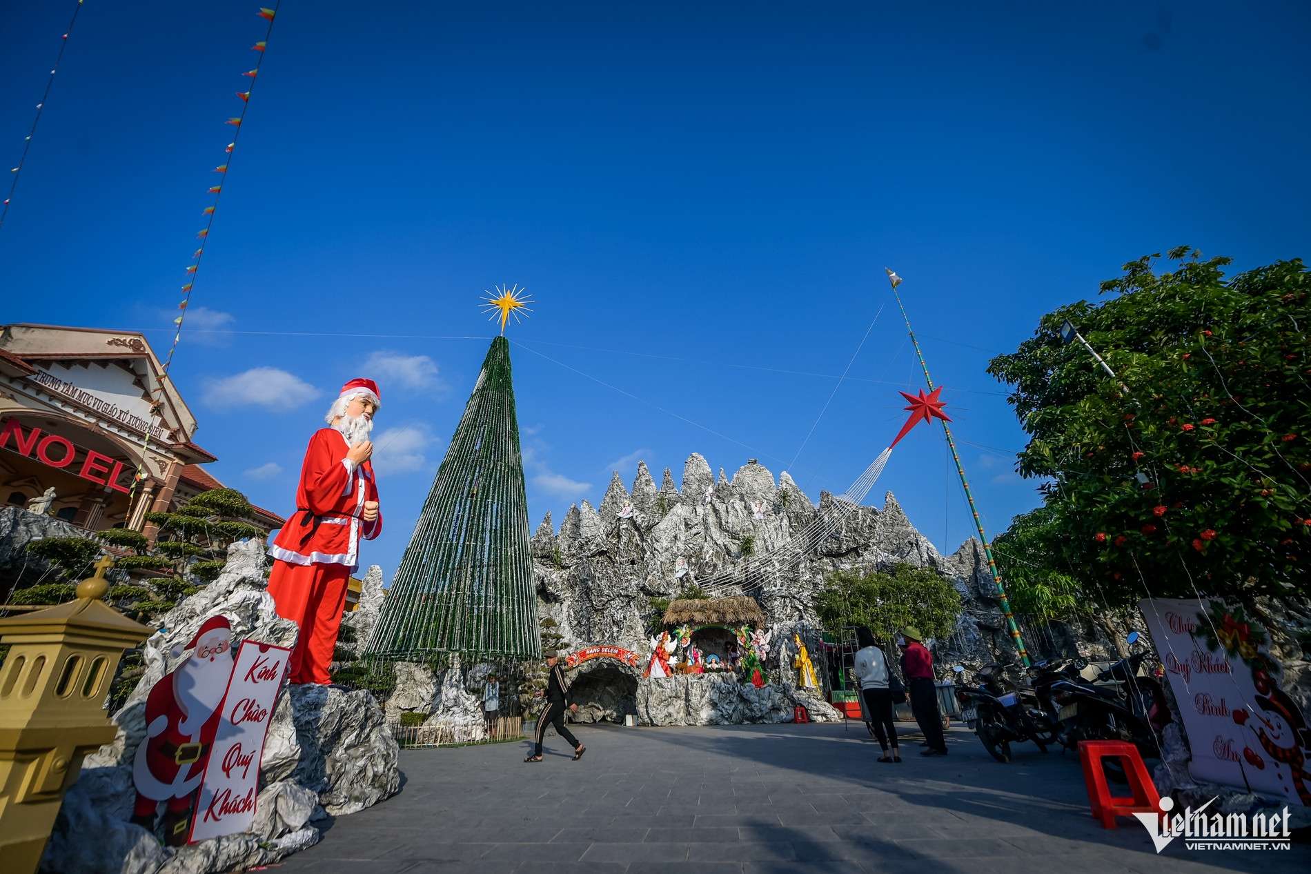 Người dân tất bật làm hang đá khổng lồ từ hàng vạn vỏ bao