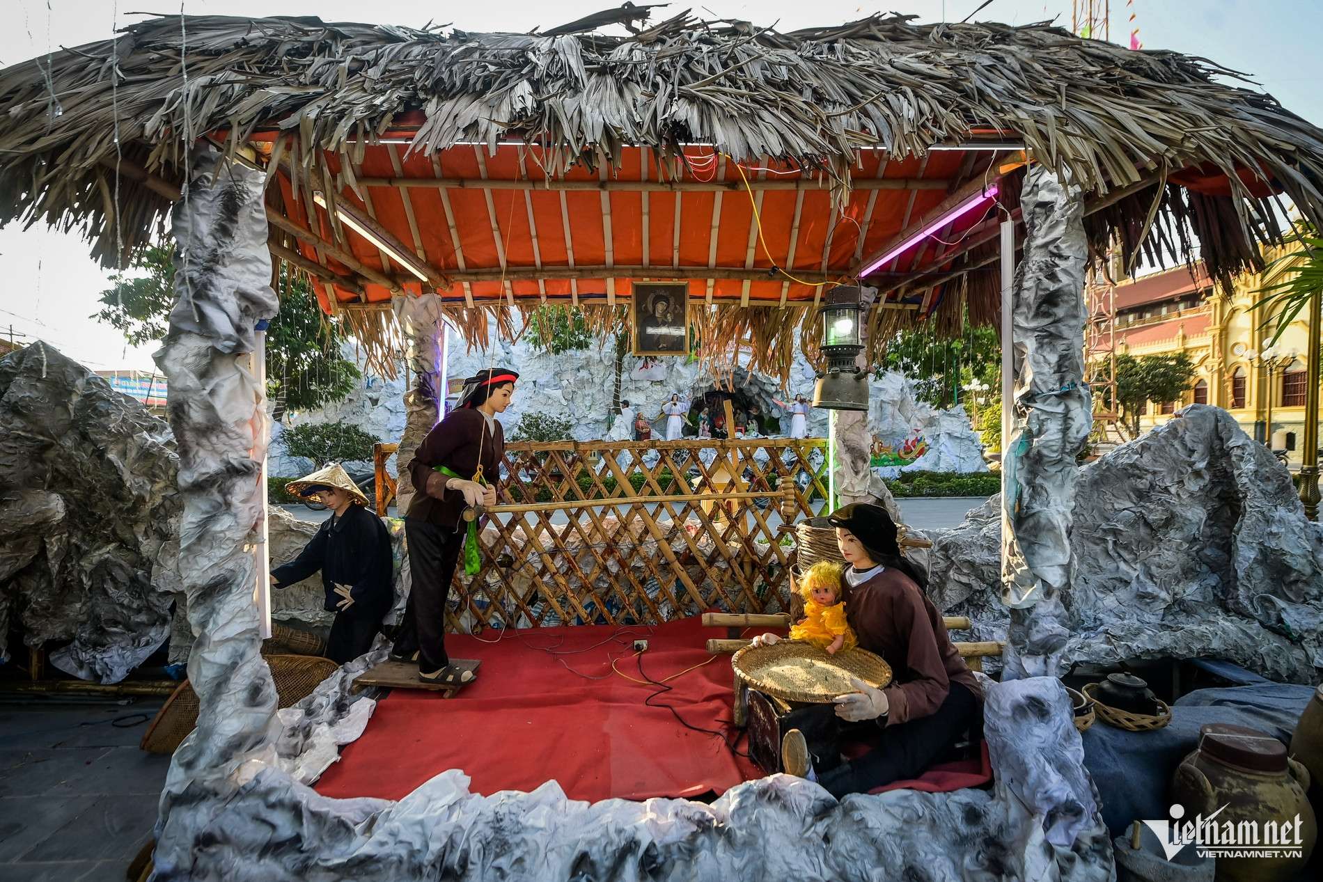 Người dân tất bật làm hang đá khổng lồ từ hàng vạn vỏ bao