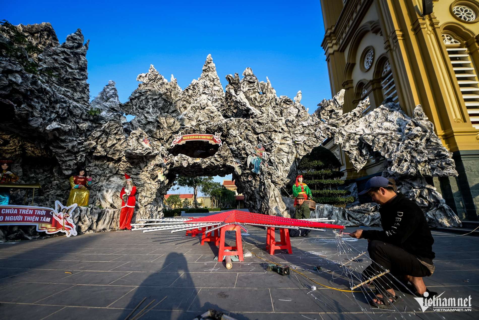 Người dân tất bật làm hang đá khổng lồ từ hàng vạn vỏ bao