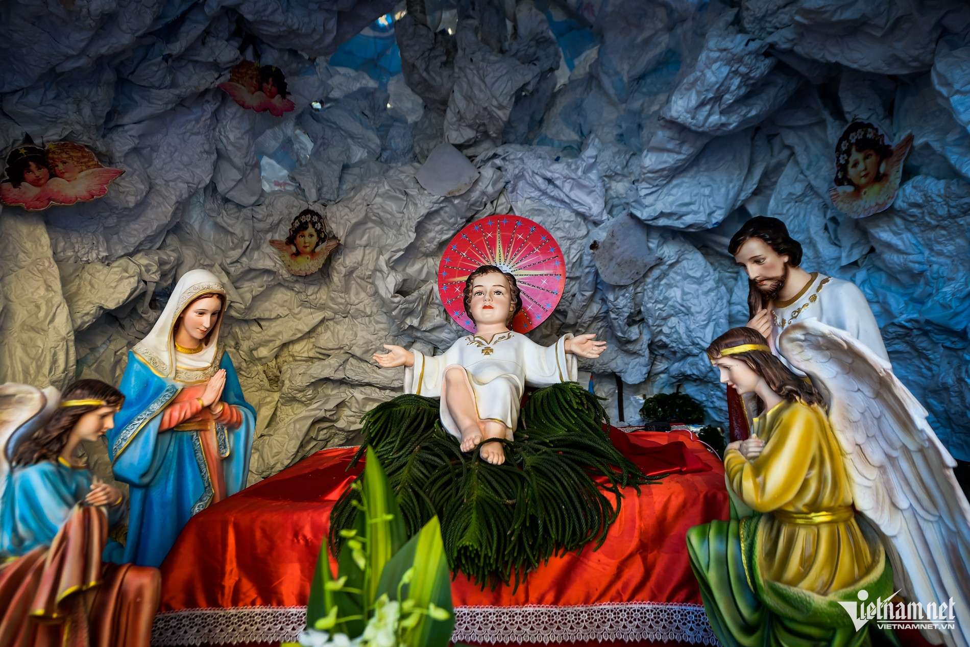 Người dân tất bật làm hang đá khổng lồ từ hàng vạn vỏ bao