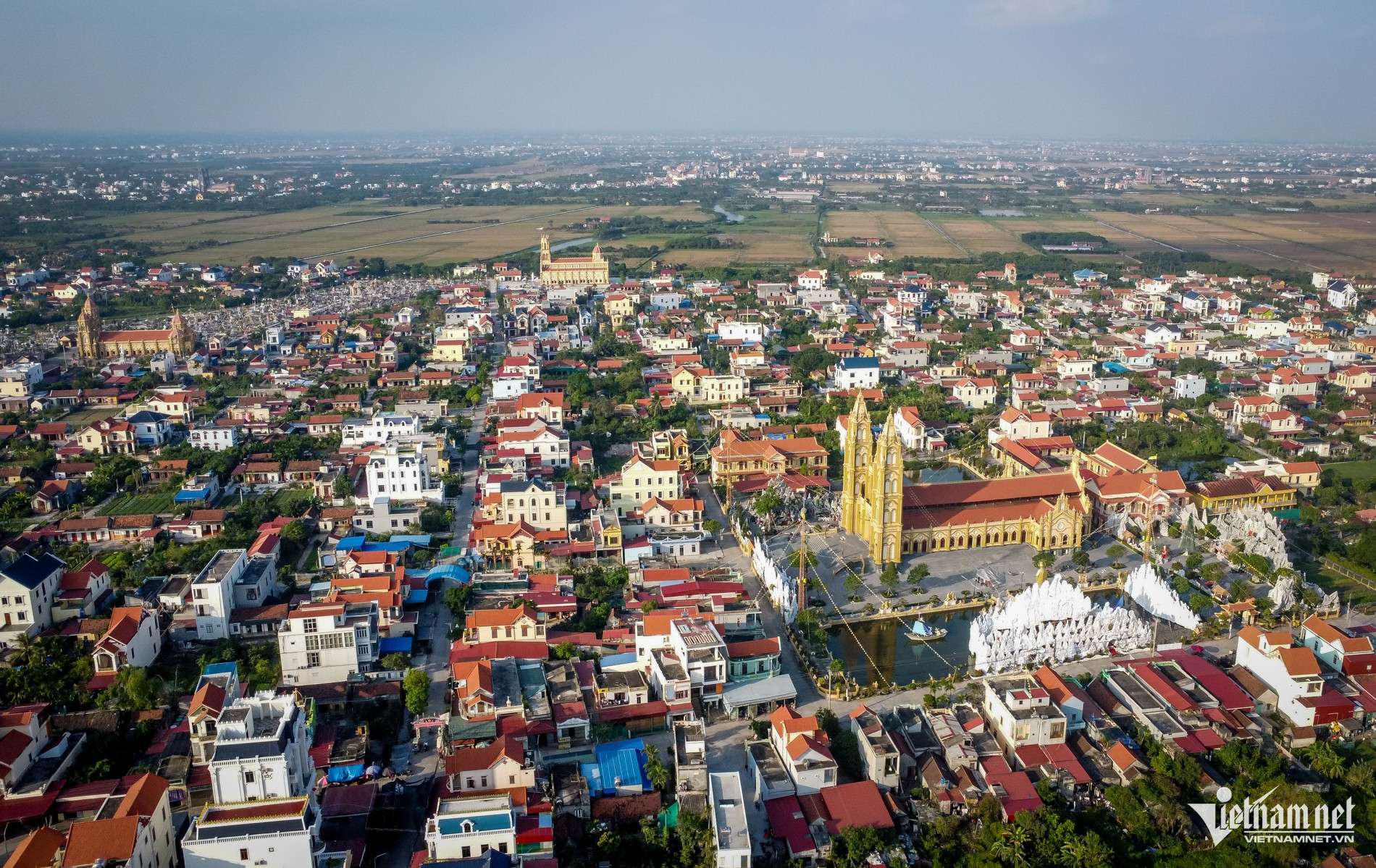 Người dân tất bật làm hang đá khổng lồ từ hàng vạn vỏ bao