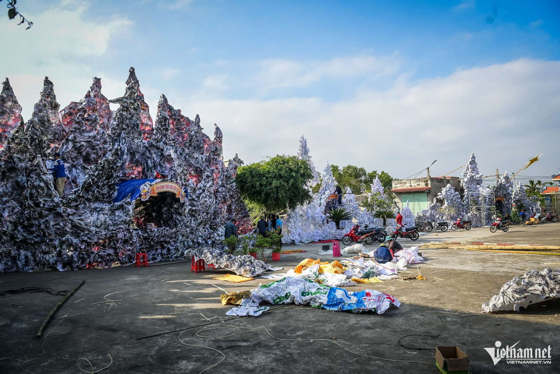 Người dân tất bật làm hang đá khổng lồ từ hàng vạn vỏ bao