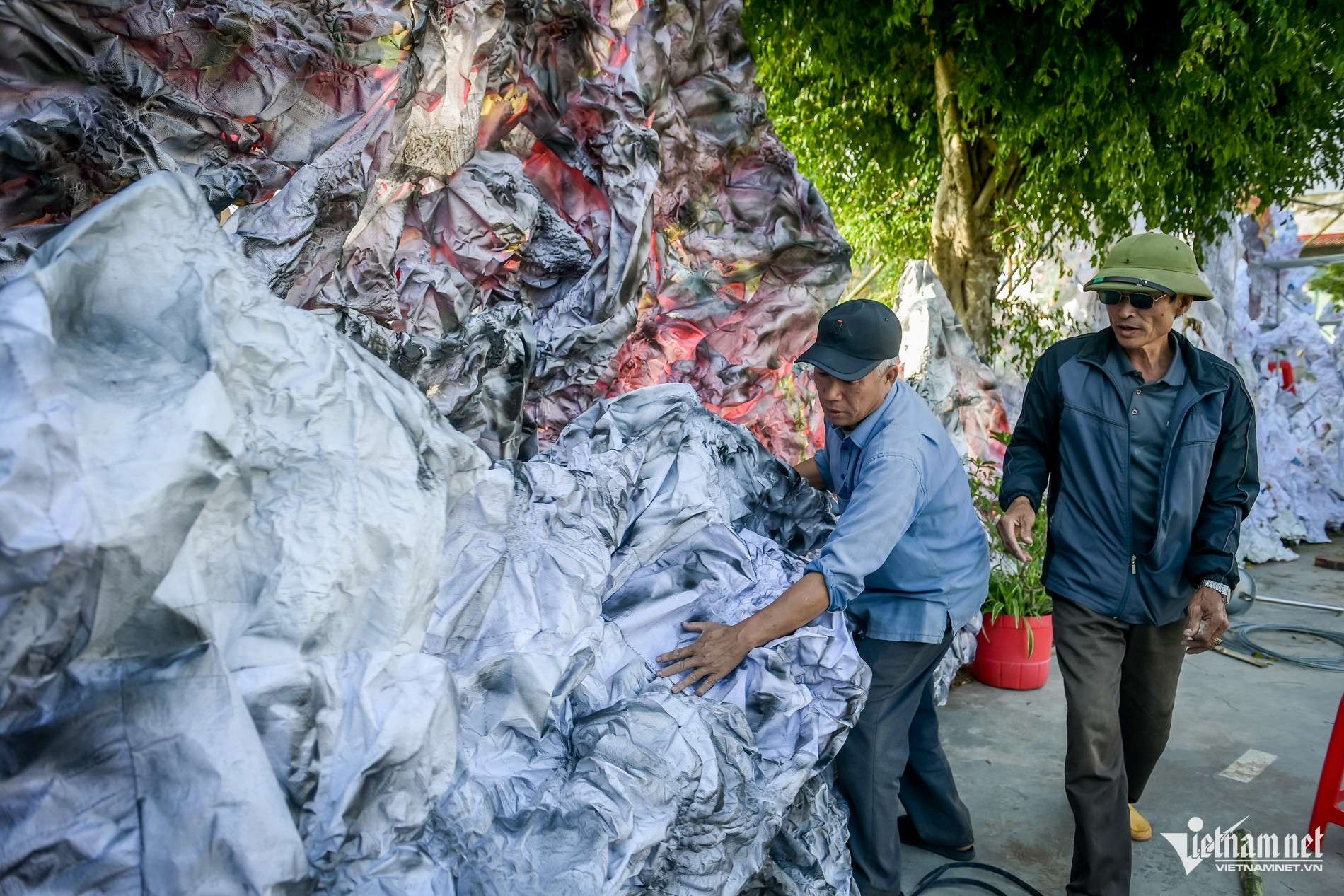 Người dân tất bật làm hang đá khổng lồ từ hàng vạn vỏ bao