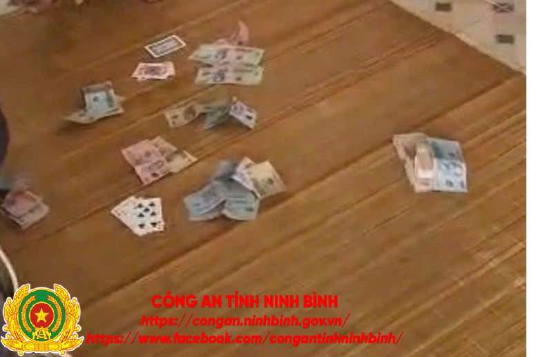 Công an xã Nam Ninh, tỉnh Ninh Bình phát hiện, bắt quả tang 11 đối tượng đánh bạc trên địa bàn
