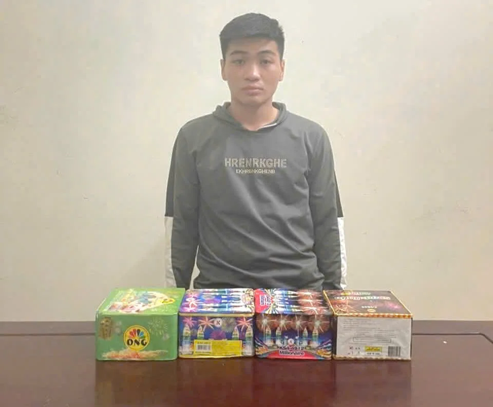 Bắt thanh niên tàng trữ pháo nổ và hồng phiến để “ăn chơi”