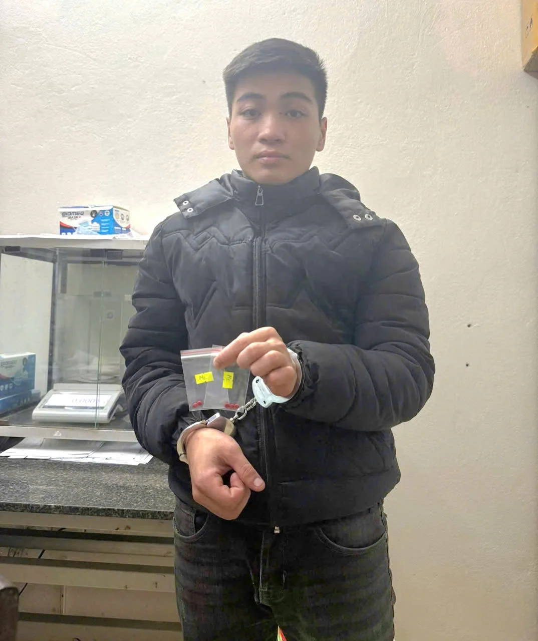 Bắt thanh niên tàng trữ pháo nổ và hồng phiến để “ăn chơi”