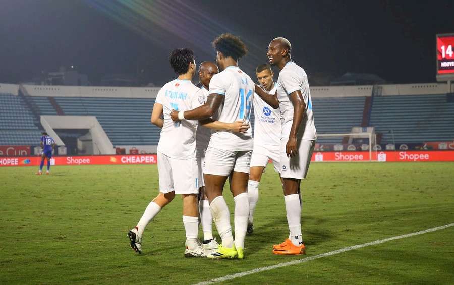 CLB Thép Xanh Nam Định bất ngờ chiêu mộ tiền vệ vô danh